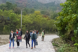 重陽(yáng)登高慈云寺，山環(huán)水繞樂(lè)開(kāi)懷