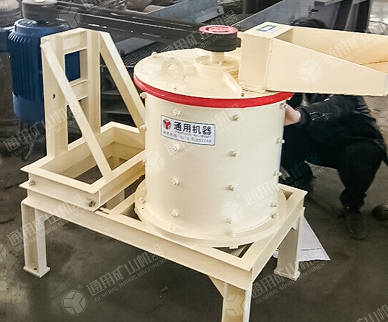 復(fù)合式破碎機試機準備中